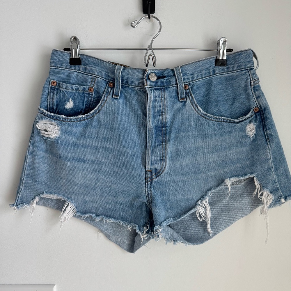 501 Levi's Cut Off Frayed High Waisted Shorts Women's Size 31‎